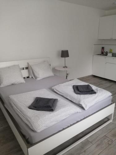 维也纳Excellent Apartment M&L的一张白色的床,上面有两条毛巾