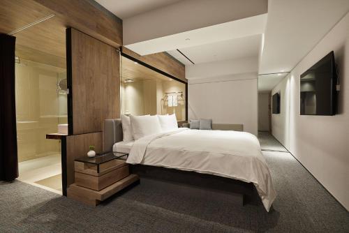 台北柯达大饭店 台北南京的一间卧室配有一张大床和电视