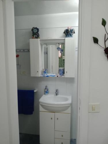 巴哈马尔Bajamar Sun and beach的白色的浴室设有水槽和镜子