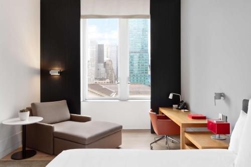 纽约第五大道安达士酒店 - 凯悦集团概念的一间卧室配有椅子、书桌和窗户
