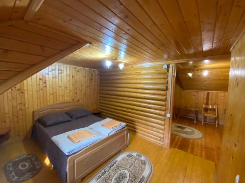 沃洛韦齐Pid Playem的小木屋内的小房间,配有一张床