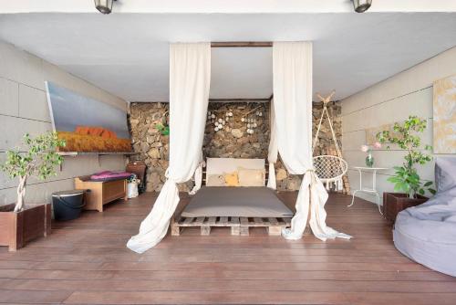 圣乌尔苏拉Villa Horizonte的客厅配有床和窗帘