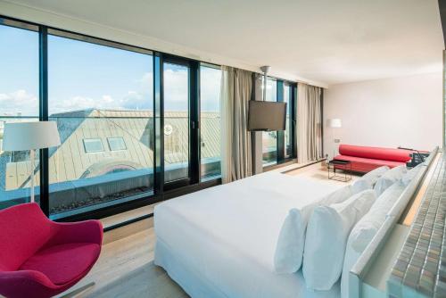 汉堡汉堡巴塞罗酒店的一间卧室设有一张大床和一个大窗户