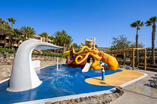 科斯塔特吉塞Barceló Lanzarote Active Resort的水上公园的水滑梯