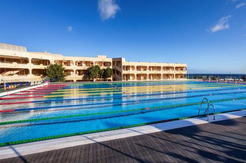科斯塔特吉塞Barceló Lanzarote Active Resort的大楼前的大型游泳池
