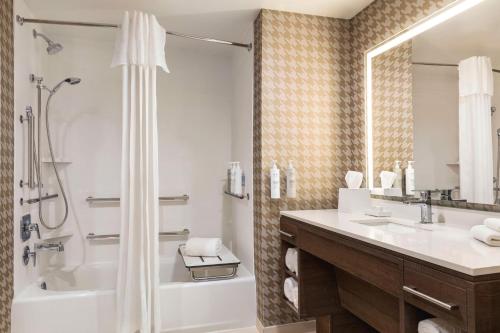 西艾利斯Home2 Suites By Hilton Milwaukee West的带浴缸、水槽和淋浴的浴室