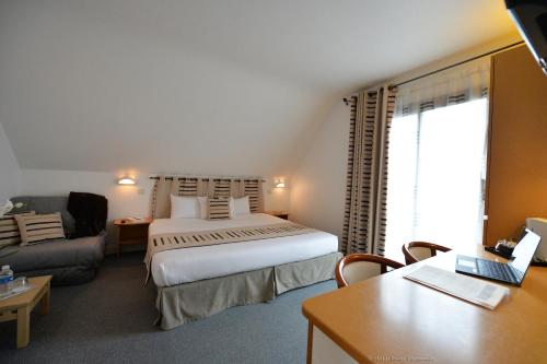 巴登戈维尼斯之家酒店的酒店客房,配有床和沙发
