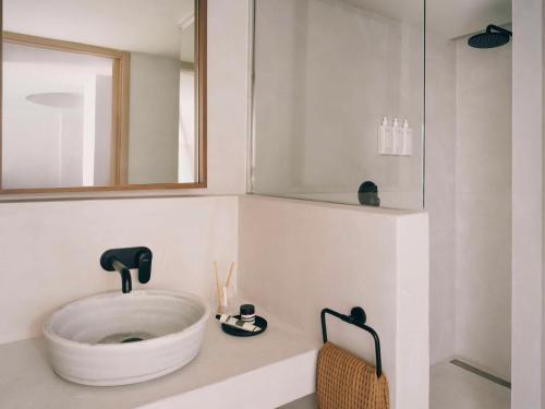 卡拉隆加Mondrian Ibiza的一个带大白色水槽的柜台浴室