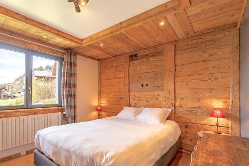 莱热Six-Deniers的卧室配有木墙内的一张床