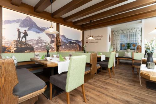 皮茨河谷圣莱昂哈德Haus Margret的餐厅设有1间带桌椅的用餐室