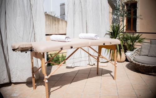 沃韦尔La Maison du Trident en Camargue Piscine et Jacuzzi的阳台上的桌子和两条毛巾