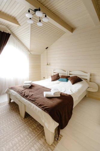 KrasnikВілла у горах的一间卧室,卧室内配有一张大床