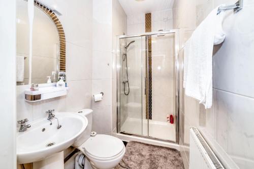 阿马Flat 4, 2 Victoria Street的浴室配有卫生间水槽和淋浴。