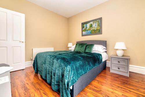 阿马Flat 4, 2 Victoria Street的一间卧室配有一张带绿毯的床
