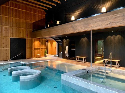 SalmeSÖRWESPA Nature Resort的一座带两个卫生间的游泳池