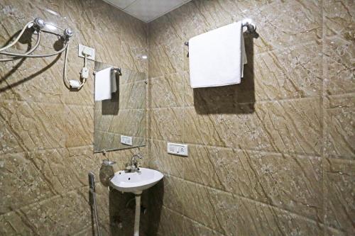 新德里Hotel Olive New Delhi的一间带水槽和镜子的浴室