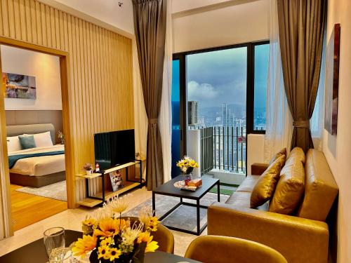 吉隆坡The Luxe Colony KLCC BY Infinitum的带沙发和大窗户的客厅