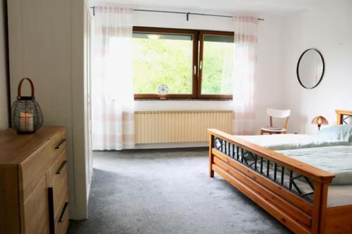 OberthalFerienwohnung Bliestalglück的一间卧室设有一张床和一个窗口