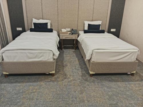 埃尔比勒达林广场酒店 的两张床位 - 带两张西德西德床