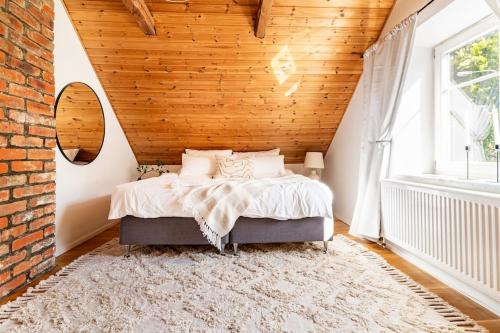 韦灵厄Fully Equipped Apartment Close to Malmö & Copenhagen的一间卧室设有一张床和砖墙