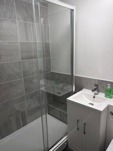 巴塞尔顿Genesis place的带淋浴和盥洗盆的浴室