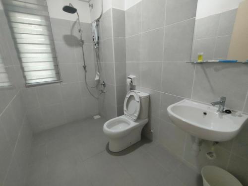 Sierra Hill Homestay的白色的浴室设有卫生间和水槽。