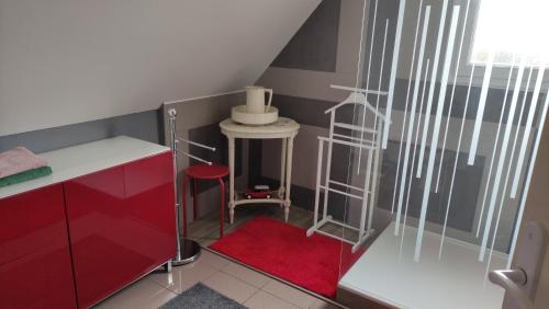 克罗宗vue mer de l'autre coté du jardin的一间小浴室,配有红色凳子和红色地毯