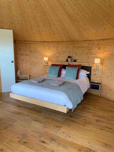 牛顿斯图尔特The Roundhouse的一间卧室配有一张带木墙的大床