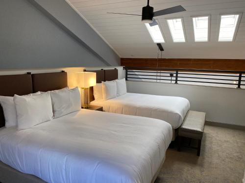 范尔Bluegreen's StreamSide at Vail的一间卧室设有两张床和窗户。