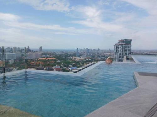 乔木提恩海滩Copacabana 绝美海景房 59楼无边泳池05的建筑物屋顶上的游泳池