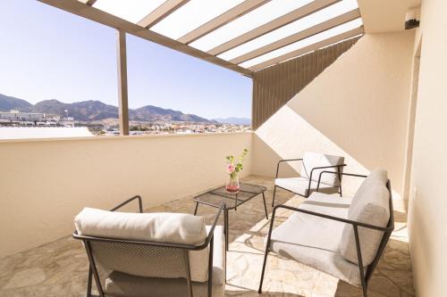 卡尔塔马格赛酒店的阳台配有桌椅,享有风景。
