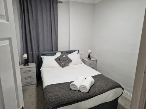 伯特利Birtley's Amethyst, 3 bedroom Apt ,sleeps 6 Guest的一间卧室配有带毛巾的床