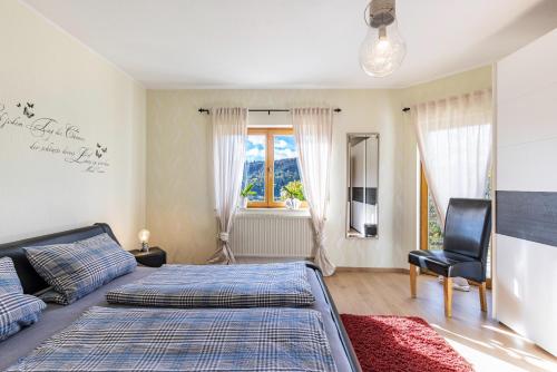 阿尔布斯塔特Südalb的卧室配有床、椅子和窗户。