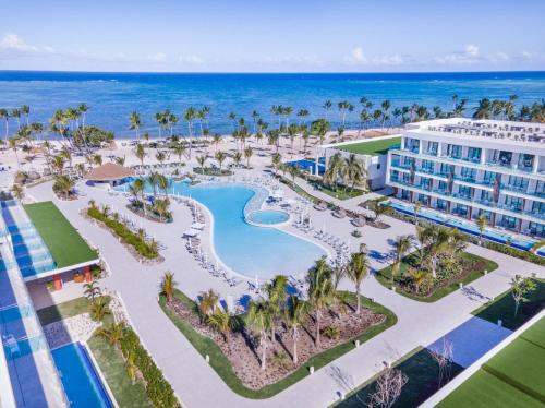 蓬塔卡纳Serenade Punta Cana Beach & Spa Resort的享有度假村和海洋的空中景致