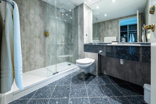 利文赫斯斯托克纳尔昂德酒店、高尔夫球和Spa的带淋浴、卫生间和盥洗盆的浴室
