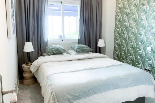 马贝拉LUX Apt Puerto Banus-Pool-Terrace 5 min to beach的一间卧室配有蓝色和白色床单