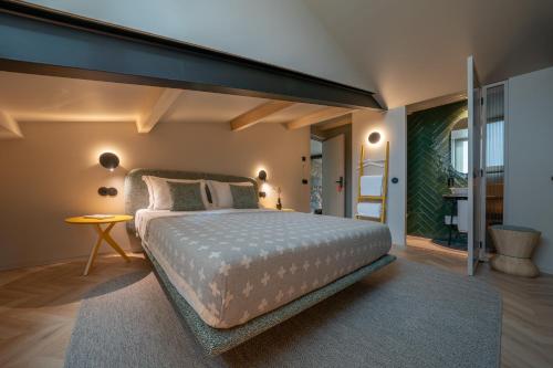 布拉加SUTRooms的一间卧室配有一张床和一张高架床