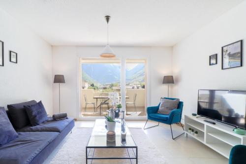 马蒂尼威尔Nice apartment ideally located in Martigny的带沙发和电视的客厅