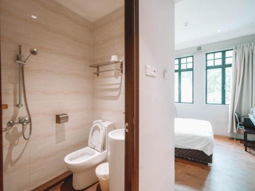 新加坡Noble Hotel Express, Check in 10PM, Check out 9AM的一间带卫生间、水槽和床的浴室