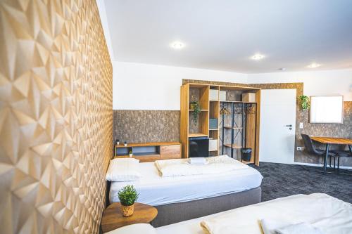 本德Golden Nugget - Wohnungen und Apartments der besondern Art!的酒店客房设有两张床和一张桌子。