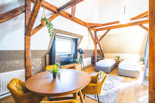 本德Golden Nugget - Wohnungen und Apartments der besondern Art!的客厅配有木桌和椅子