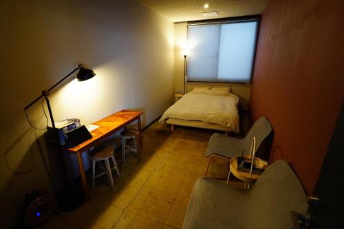 福岛La Union Double room with share bath room - Vacation STAY 31425v的小房间设有一张床、一张桌子和椅子