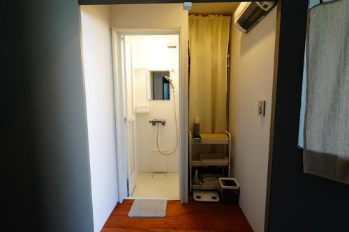 福岛La Union Double room with share bath room - Vacation STAY 31425v的带淋浴和卫生间的浴室。