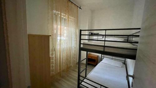 罗索利纳马雷Sabrina的客房设有两张双层床和一扇窗户。