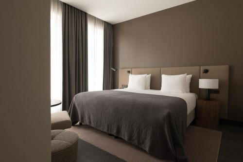 马斯特里赫特博蒙特马斯特里赫特的一间设有大床和窗户的酒店客房