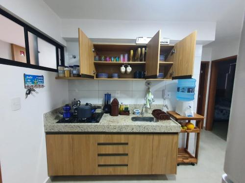 路易斯科雷亚Vila Atlântida 207B的厨房配有木制橱柜和台面