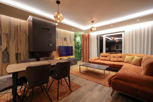 普里兹伦Moments Villas Premium, Prevalle的客厅配有沙发和桌子