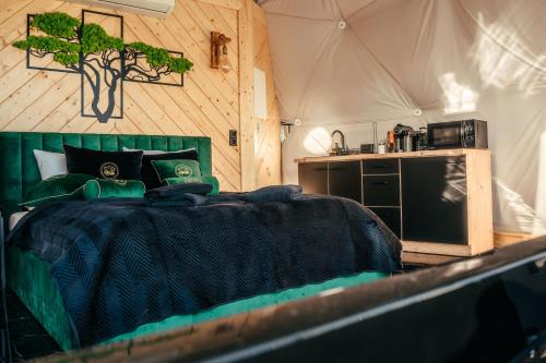 扎科帕内Góralski Harem Osada Glamp Jacuzzi & Balia的帐篷内一间卧室,配有一张床