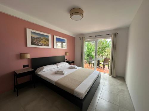 德尔锡伦西奥海岸Villa 8 Islas的一间卧室设有一张大床和一个大窗户