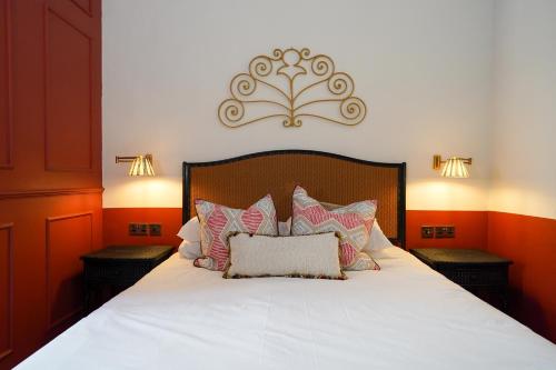 莫斯塔Malta Luxe Guest Suite Central Location的卧室配有白色的床和枕头。